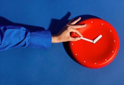 КОМЕ ПОМЕРАЊЕ САТА ПУНИ, А КОМЕ ПРАЗНИ БУЂЕЛАР? Интереси једне индустрије успели су да преобликују национални календар и утичу на милионе људи