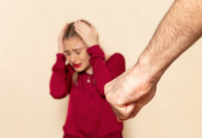 КРВНИЧКИ ЈЕ ШАМАРАО РАЗБИЈАЈУЋИ ЈОЈ САКСИЈЕ О ГЛАВУ Скопљанка (30) очајнички дозивала у помоћ са терасе док ју је отац (70) злостављао!