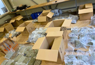 ВОЗАЧ ИЗ ИВАЊИЦЕ, А ПАО КОД ШИДА! Заплењена огромна количина марихуане, чак 94 пакета у камиону