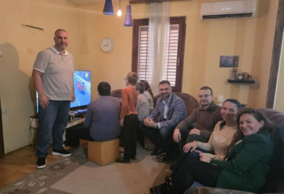 (ФОТО) “Заједно градимо јачи и бољи Нови Сад!” МИЋИН И ВУЧЕВИЋ ПОСЕТИЛИ САМОХРАНУ МАЈКУ ЧЕТВОРО ДЕЦЕ У КИСАЧУ: Одано и предано служити суграђанима је највећа привилегија