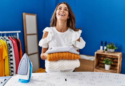 ОДМАХ СПРЕМНО ЗА НОШЕЊЕ, ЗАБОРАВИТЕ ПЕГЛУ! Овај једноставан трик са ЛЕДОМ чини чуда за све згужване кошуље и хаљине!