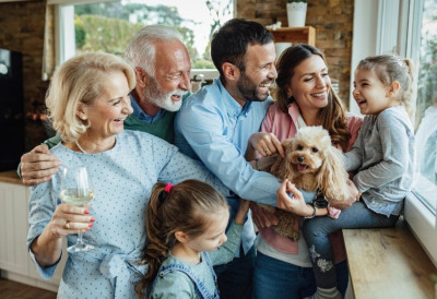 СРЕЋA ЈЕ У ОБЛИКУ СЛОВА У! Ево када људи доживљавају највећу РАДОСТ ЖИВОТА, а када падају у емоционалну долину