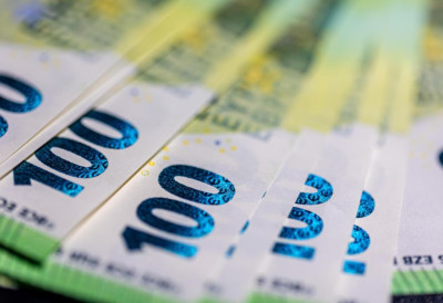 Вредност му пада! ЕВРО НА ТРОМЕСЕЧНОМ МИНИМУМУ Да ли конфликт на Блиском истоку прети економији Европе