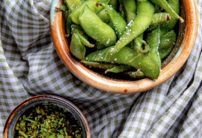 МЛАДА ЗРНА СОЈЕ СВЕ ПОПУЛАРНИЈА, КАО ДОДАТАК ЈЕЛИМА ИЛИ КАО ЗДРАВА ГРИЦКАЛИЦА Уврстите едамаме у свој јеловник