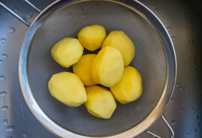 На овај начин КРОМПИР СЕ НИКАДА НЕЋЕ РАСПАСТИ ТОКОМ КУВАЊА Један једини састојак који потпуно мења све