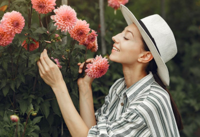 Сад је време! ОВА БИЉКА СЕ САДЊОМ У МАРТУ претвара у прави ЛЕТЊИ РАЈ на вашој тераси или у дворишту