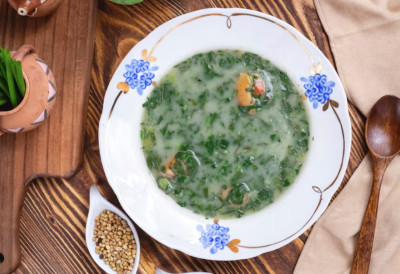 Витаминска бомба у једној шерпи ИСКОРИСТИТЕ СЕЗОНУ КОПРИВА И СКУВАЈТЕ КРЕМАСТУ ЧОРБУ