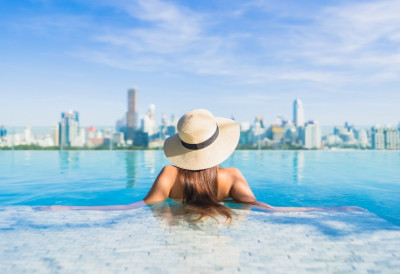 ОВАЈ СЕ БАШ ИСПРСИО: КУПИО ЖЕНИ ОСТРВО ДА БИ СЕ СУНЧАЛА У БИКИНИЈУ „То му је најбоља инвестиција”, тврди домаћица-инфлуенсерка из Дубаија