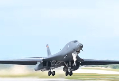 АМЕРИЧКИ МОНСТЕР БОМБАРДЕР СТИГАО У  БРИТАНИЈУ! Носи 24 крстареће ракете, тежак 86 тона, да ли је то нови адут у рату са Ираном