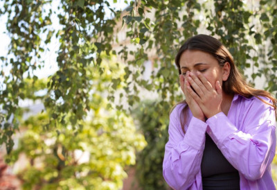 АЛЕРГИЈЕ СВЕ ЧЕШЋЕ МУЧЕ ЉУДЕ! Може ли квантна медицина да ублажи СИМПТОМЕ и зашто је превенција кључна