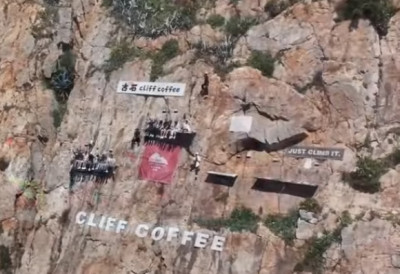 ЗА ОВУ ШОЉИЦУ КАФЕ МОРАТЕ СЕ ПОМУЧИТИ, АЛИ ПОГЛЕД ЈЕ СПЕКТАКУЛАРАН Локал на литици, 60 м изнад мора, носи титулу најекстремнијег