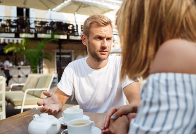 ФРОЈДОВ ПСИХОЛОШКИ ТРИК НАЈБРЖИ ЈЕ НАЧИН ДА ПРОЧИТАТЕ МУШКАРЦА Ако партнер није јак, урадиће ово...