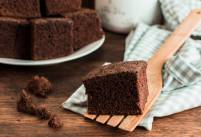 ДЕСЕРТ ИЗ ВРЕМЕНА КРИЗЕ – БЕЗ ЈАЈА, МЛЕКА И СКУПИХ ДОДАТАКА! Мек и сочан ембарго колач засладиће целу породицу