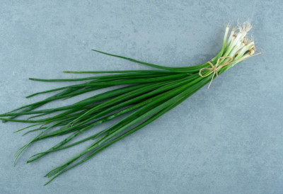 Лепо не значи добро! ЕВО КАКО ДА ПРЕПОЗНАТЕ ПРАВИ МЛАДИ ЛУК међу савршеним главицама на тезги, ТАЈНА је у корену