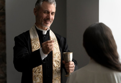 ЗНАК КРСТА КОЈИ СВЕШТЕНИК ИСЦРТА УЉЕМ НА ВАШЕМ ЧЕЛУ има дубоку ДУХОВНУ ПОРУКУ Ево шта тај древни обред значи уствари