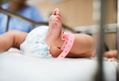 У ИСТОЈ БОЛНИЦИ У ЈЕДНОМ ДАНУ ОБОРЕНА ДВА РЕКОРДА На свет дошле најлакша и најтежа беба!