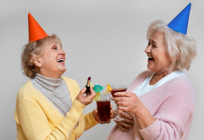 (ВИДЕО) ОДСАД ЖЕЛЕ САМО ОВАКВЕ ПРОСЛАВЕ Баке у дому за старе добиле ватрогасца који гаси узаврелу крв!