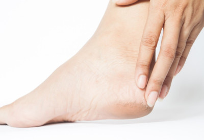 ЏАБА ТУРПИЈЕ – ОВАЈ ЈЕФТИН ПРОИЗВОД МЕЛЕМ ЈЕ ЗА ИСПУЦАЛЕ ПЕТЕ После само једне ноћи пробудите се са стопалима као у бебе!