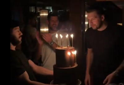 (ВИДЕО) НОВАК ЂОКОВИЋ БАНУО НА РОЂЕНДАН ЛУКЕ ДОНЧИЋА У ЛОС АНЂЕЛЕСУ! Свећице дували уз песму која је обележила детињства многих генерација