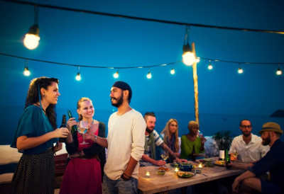 АКО ЛЕТУЈЕТЕ СА ДЕЦОМ У ГРЧКОЈ – ОВА МЕСТА ПРЕСКОЧИТЕ! Позната по лудом ноћном проводу, родитељи их све чешће избегавају