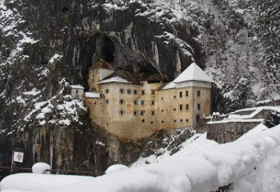 КАО ИЗ „ИГРЕ ПРЕСТОЛА” Један од најнеобичнијих двораца Европе налази се у нашем комшилуку, ево колико су улазнице