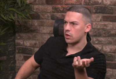 ТЕРАЛИ МУШКАРЦА ДА ПРЕТИ БАКИ ПРАСЕТУ Стрпали га у ауто, па одвели на Авалу и натерали да чита ПРИПРЕМЉЕН ТЕКСТ