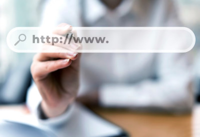 АКО ПУЦАТЕ НА ВИСОКО, ЗАБОРАВИТЕ НА ИНСТАГРАМ И ФЕЈС Нема добре трговине без доброг излога, а то је веб-сајт