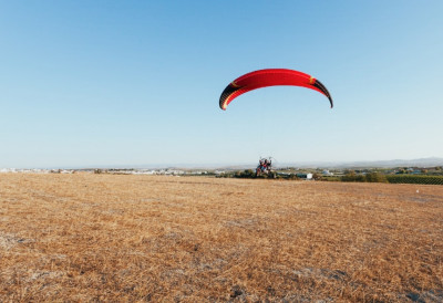 ТОКОМ ПАРАГЛАЈДИНГА НАСТРАДАЛИ ДЕВОЈКА (20) И ПИЛОТ Дечко шокиран гледао ужас са земље!