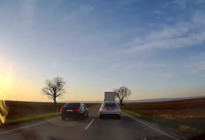 (ВИДЕО) Трагедија избегнута за длаку! Погледајте снимак ВОЗАЧА "УБИЦЕ" С ПУТА КИСАЧ - РУМЕНКА Лудачко ПРЕТИЦАЊЕ од којег се леди крв у жилама: ЧАК ТРИ ВОЗИЛА У ИСТОЈ ТРАЦИ