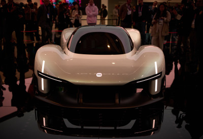 (ВИДЕО) ПРВИ "КИНЕЗ" У ЕЛИТНОМ КЛУБУ СА ФЕРАРИЈЕМ, МЕРЦЕДЕСОМ, ПОРШЕОМ, БМВ-ом! Шаоми лансирао хиперлуксузан ауто, прављен по филозофији „обликован ветром“!