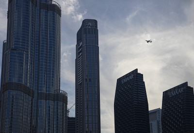 ОСТАЦИ ПРОЈЕКТИЛА ПАЛИ НА АУТОМОБИЛ И УСМРТИЛИ ВОЗАЧА! Нова драма у Дубаију после ракетних напада