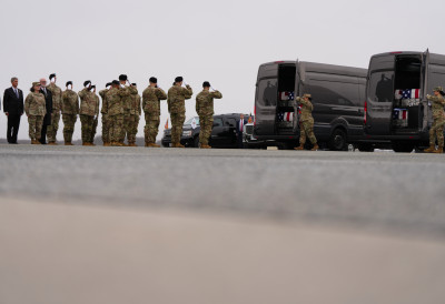 ШЕСТ АМЕРИЧКИХ ВОЈНИКА ПОГИНУЛО У НАПАДУ ДРОНОМ Трамп и породице у бази Довер дочекале њихова тела