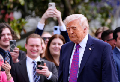 У јеку сукоба на Блиском истоку БЕЛОМ КУЋОМ КРУЖИ САМО ЈЕДНО ПИТАЊЕ! „Јесте ли добили ципеле?“ стигло и до Овалног кабинета ТРАМП ИМА НОВУ ОПСЕСИЈУ