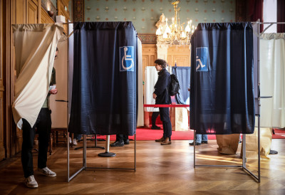 ЗАТВОРЕНА БИРАЛИШТА У ФРАНЦУСКОЈ: Висока излазност, ускоро први резултати