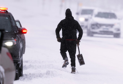 СНЕГ И ЈАК ВЕТАР ЗАХВАТИЛИ ДЕЛОВЕ САД, спремају се за ОЛУЈЕ И ТОРНАДА!