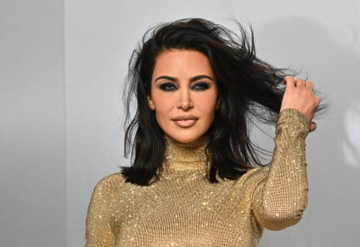 КИМ КАРДАШИЈАН ПРОДАЈЕ РЕТКИ ВИНТИЏ КОМПЛЕТ С ПОТПИСОМ ЏОНА ГАЛИЈАНА Приходи иду за правну помоћ женама