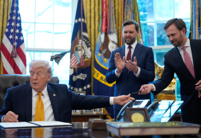 ТРАМП ПОНОВО ПОДИЖЕ ТЕНЗИЈЕ Говори о „освајању Кубе“, брани напад на Иран и одлаже пут у Кину