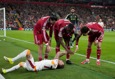 (ВИДЕО) ФУДБАЛЕР ГАЛАТАСАРАЈА ОСТАО БЕЗ ДЕЛА ПРСТА Ланг ХИТНО ОПЕРИСАН због повреде на мечу са Ливерпулом