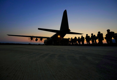 НАЈАВЕ СЕ ОБИСТИЊУЈУ Хиљаде америчких падобранаца стигло на Блиски исток ПРЕГОВАРАЧКА ПОЗИЦИЈА САД ЈАЧА ИЗ МИНУТА У МИНУТ