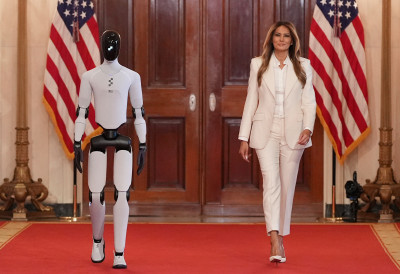 Невероватна сцена у Белој кући МЕЛАНИЈА ТРАМП ДОШЛА У ПРАТЊИ РОБОТА ПОЛИГЛОТЕ КОЈИ ЋЕ ЗАМЕНИТИ ЉУДЕ?! Упознајте АИ звезду и његовог творца милијардера