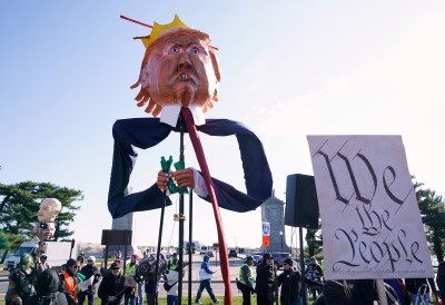 Масовни протести против рата у Ирану и Трампове политике широм САД и Европе, РОБЕРТ ДЕ НИРО НА ЧЕЛУ ПОВОРКЕ У ЊУЈОРКУ