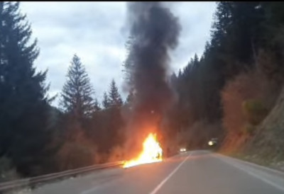 СВЕ ЈЕ У ПЛАМЕНУ: Запалило се возило код Ужица, буктиња поред главног пута