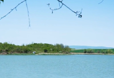 ЈОШ ЈЕДНО ФРУШКОГОРСКО ЈЕЗЕРО ДОБИЈА ПЛАЖУ И ИЗЛЕТИШТЕ! Општина Ириг планира уређење Добродола