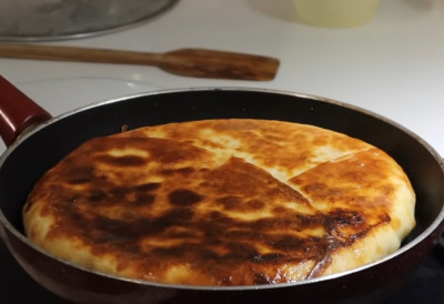 (ВИДЕО) Туркиња одушевила рецептом СОЧАН И ХРСКАВ БУРЕК ИЗ ТИГАЊА ГОТОВ ЗА САМО 15 МИНУТА