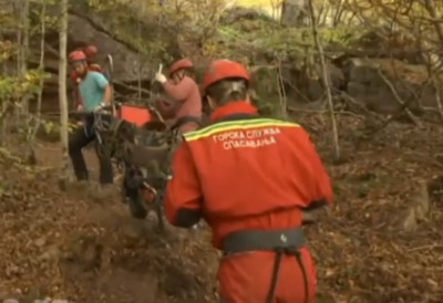 (ФОТО) Драма на Фрушкој гори СПАСАВАЊЕ ПОВРЕЂЕНЕ ЖЕНЕ ТРАЈАЛО САТИМА Девет хероја ГСС-а се борило са суровим тереном