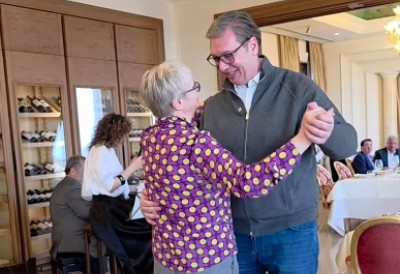 (ВИДЕО) "БЕСКРАЈНО САМ ВАМ ЗАХВАЛАН"! Вучић честитао 8. март и ЗАПЛЕСАО са једном дамом