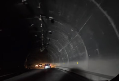 ПОГЛЕДАЈТЕ КАКО ИЗГЛЕДА "ТУНЕЛ СМРТИ" Најопаснији на свету, без светла и вентилације ПОВЕЗУЕ ДВА ГРАДА, А ВОЗАЧИ УПОЗОРАВАЈУ "Унутра је дисање болно"