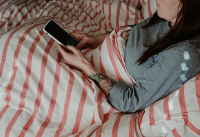 ТЕЛЕФОН КРАЈ КРЕВЕТА ЛОШЕ УТИЧЕ НА ВАШ ОРГАНИЗАМ ДОК ОДМАРАТЕ Стручњаци препоручују неколико једноставних навика које могу помоћи