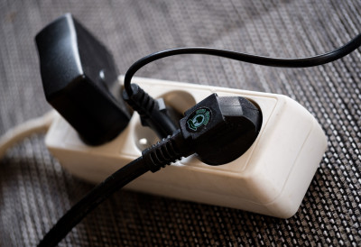 ЗБОГОМ КАБЛОВИМА ПО ПОДУ Ово модерно решење доноси ред у дом, али крије и један ризик