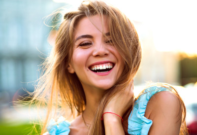 ЗА БЛИСТАВ ОСМЕХ НЕ ТРЕБАЈУ СКУПЕ ПАСТЕ Стоматолог открива које поврће делује као природна четкица